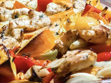 Traybake met zoete aardappel, groenten en kip