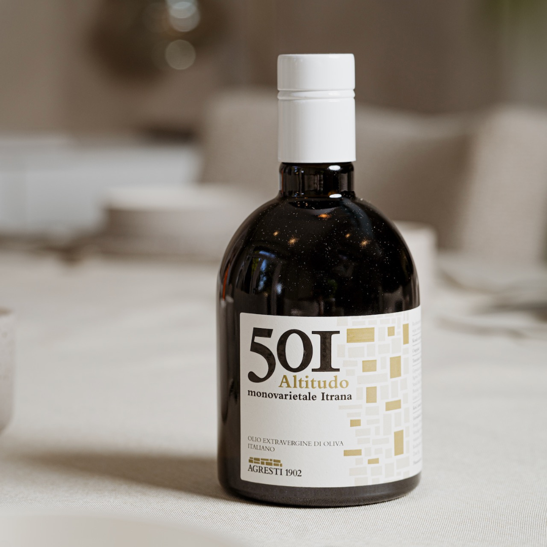 Olijfoliefles 501 Altitudo op tafel