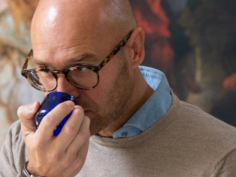 Olijfolie beoordelen door ruiken aan proefglas Mark Lemmens