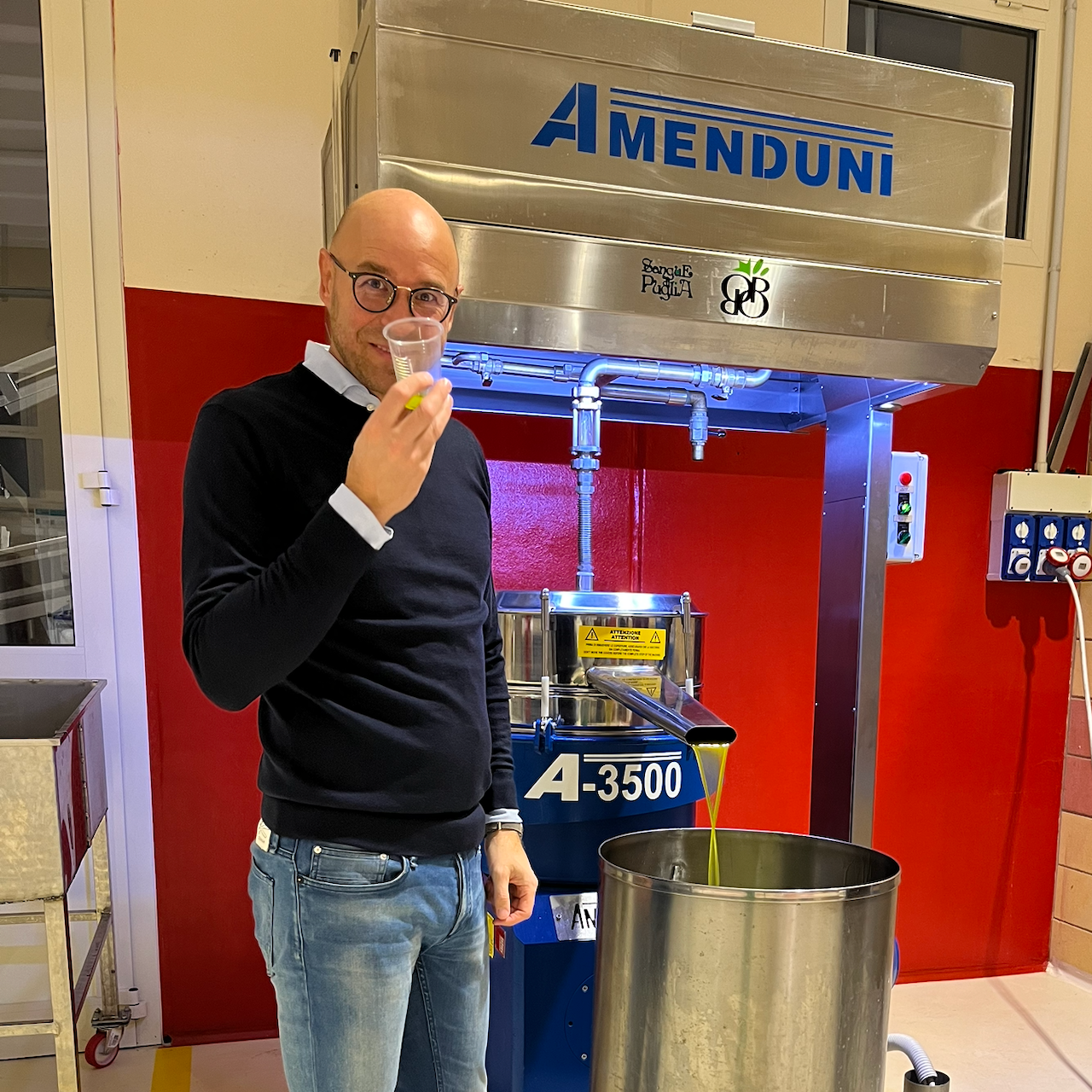 Mark Lemmens proeft olijfolie direct uit de pers