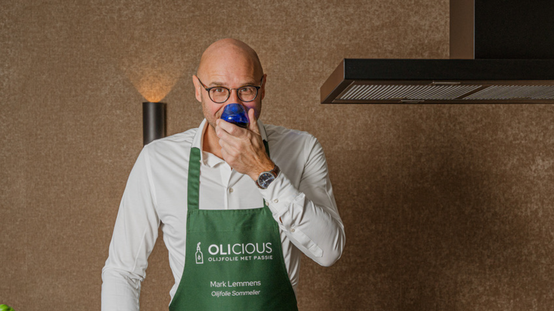 Mark Lemmens ruikt proefglas olijfolie